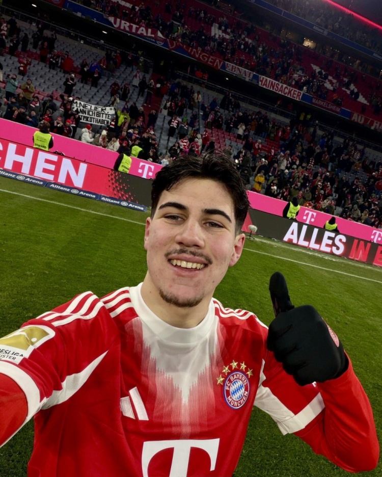 图片报：拜仁小将查韦斯收到多份报价，但他更倾向留队